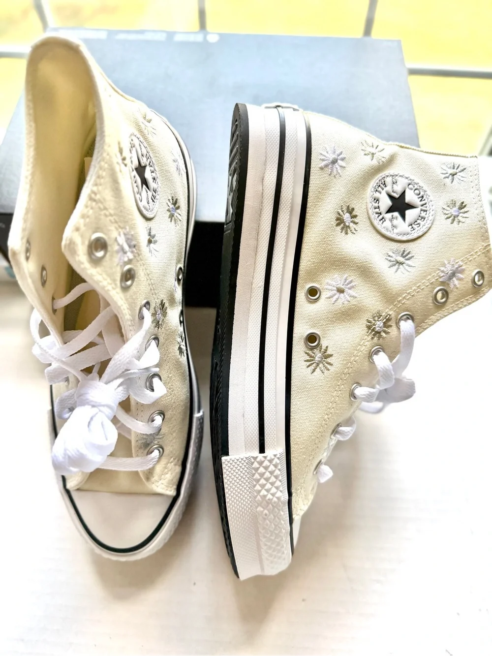 Converse High Top Sneakers in Cream and White with Floral Embroidery NWOB Size 6 - Picture 4 of 14